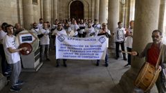 La negativa a hacer horas extras para servicios ordinarios es una medida que los policías locales ya tomaron durante el mandato de Martiño Noriega (Compostela Aberta), pero él los obligó por decreto. Aquel conflicto hizo que los trabajadores se concentrasen en numerosas ocasiones en Raxoi para pedir mejoras laborales y sociales