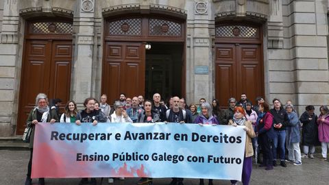 Los docentes y delegados de la CIG y de STEG desplegaron una pancarta por sus derechos antes de entrar en el IES Valle Incl�n de Pontevedra