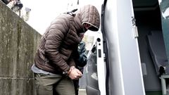 Gregorio G. R. entrando en un furg�n policial tras ordenar el juez del caso su ingreso en la prisi�n de A Lama