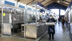 Pasillos vac�as y muchas persianas bajadas este jueves en el Mercado da Magdalena