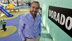 Dorado en el parque infantil de Navia, al que suele ir con sus hijos