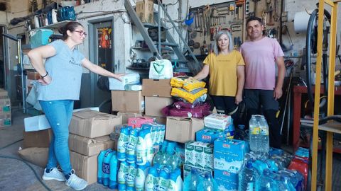 Adela Soler, Javier y Julia, recogiendo donaciones en su casa de Becerre.