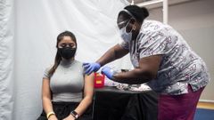 Una estudiante estadounidense, vacunada en Los �ngeles