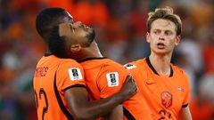 Dumfries y De Jong abrazan a Gakpo tras el gol que abr�a el marcador ante Marruecos.