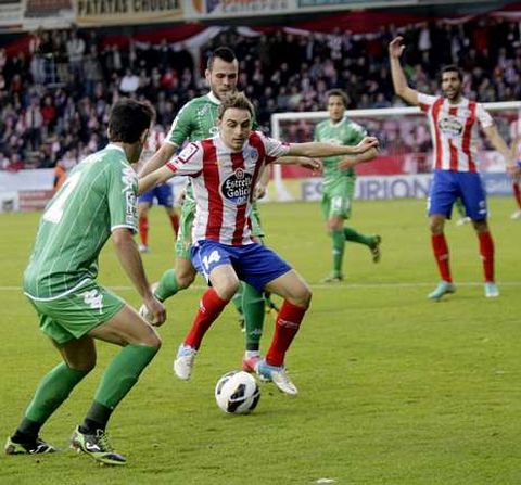 H�ctor Font trata de controlar el bal�n en un lance del partido contra el Sporting de Gij�n.