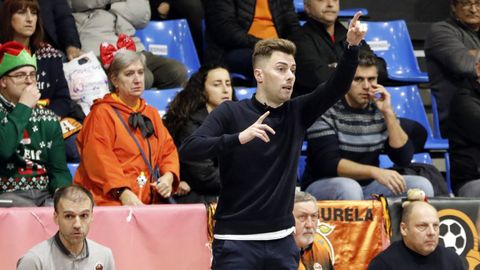 Rial dando indicaci�ns durante un encontro no Vista Alegre.