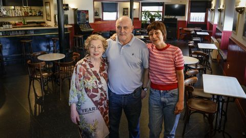 Maribel, Juan y Alba, en el Catro Portias