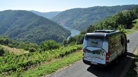 El bus lanzadera que enlaza Escairn con la playa fluvial de A Cova volver circular este verano