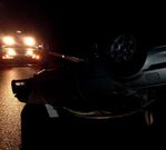 El veh�culo, volcado ayer por la noche en la AG-55. 