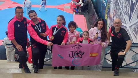 Valeria Fern�ndez, la tercera por la izquierda, luce su medalla de oro arropada por compa�eros.