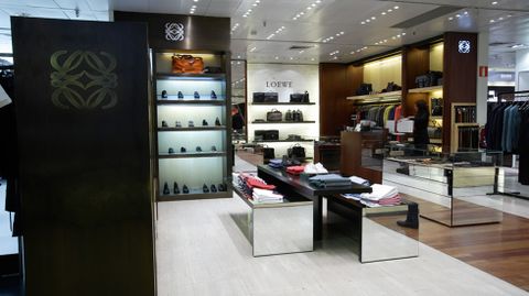 María Martínez Otero. Esta empresa de A Estrada firma la tienda de Loewe que aparece en la imagen