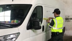 Un guardia civil coloca un precinto en la furgoneta incautada a un conductor de Ferrol que fue denunciado hasta cinco veces por saltarse el confinamiento