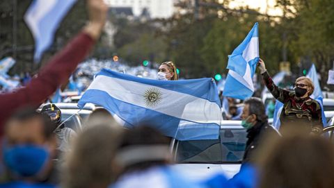 Miles de personas salen a la calle en Argentina para protestar contra ...