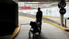 Usuarios bajando por la rampa del estacionamiento con un carrito de beb�.