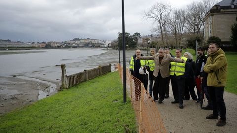 paraiso.�A brazo partido�. El alcalde de Oleiros, a la izquierda de la foto, durante la visita�de este lunes al tramo pendiente de urbanizar en la r�a, en O Para�so. A su lado, el subdelegado del Gobierno en A Coru�a, Julio Abalde. Con ellos iban responsables y t�cnicos de la Demarcaci�n de Costas