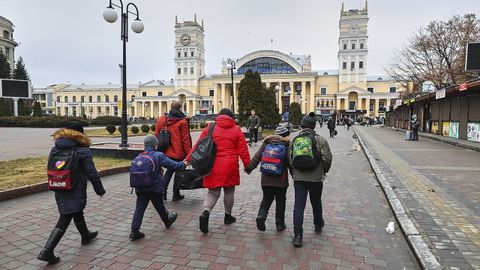Muchos civiles intentan huir de Kharkiv en tren