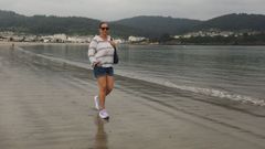 Marta Sureda Gonzlez, en la playa de Covas, uno de sus rincones favoritos en un municipioen el que veranea desde siempre