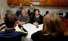 La familia de Victoria -primera por la izquierda- espera angustiada la orden de paralizaci�n.