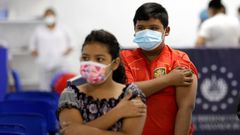 En El Salvador ya empez� la vacunaci�n para los ni�os de 6 a 11 a�os, al igual que en Chile o en los Emiratos �rabes y China