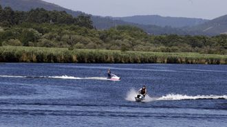 Motos de agua en la playa de Vlarello.