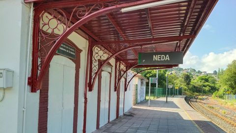 Estaci�n de Neda (1913), tapiada y sin personal desde 2018