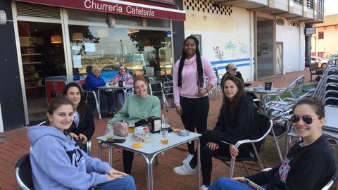 Assane Col�n, de rosa, ante la Panader�a I��s-Mera, en Mera