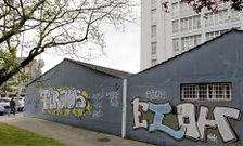 Uno de los murales en una pared que hab�a sido pintada d�as antes.
