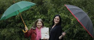 Carmen L�pez, profesora, e Elisabet Maceira, alumna e coautora do sal�n de beleza ecol�xico, primeiro premio �Eduemprende Idea 2015� da Xunta. 