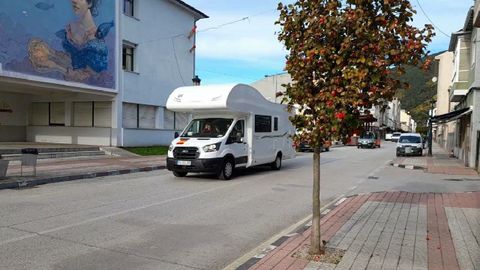 Uno de los vehculos que componen la caravana humanitaria en una calle de Quiroga antes de su partida hacia Polonia