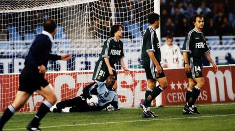 En el 98, en un defensa con Songo'o, Bonissel y Naybet en Anoeta.