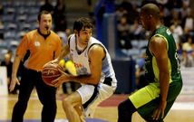 El Unicaja perdi� en la primera vuelta en Sar por 79-61, con 21 puntos de Corbacho.