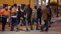 Un grupo de inmigrantes de origen subsahariano en las inmediaciones del CETI de Melilla.