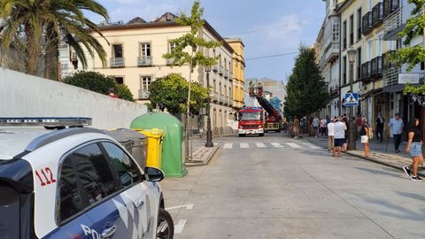 Labores de refresco esta tarde en la zona de San Roque en Ribadeo