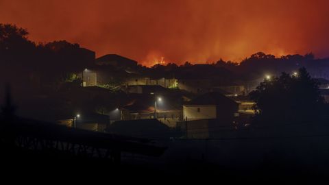 En la imagen, las viviendas de la aldea de Chas, en O�mbra, que se encontraban cercadas por los incendios; m�s de 300 vecinos de la provincia llegaron a estar confinados.