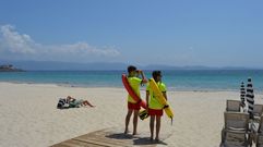 Socorristas en la playa de Silgar