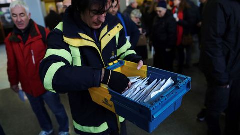 Un empleado de Correos, a su llegada al colegio electoral Lenaspa en la ciudad de Terrassa