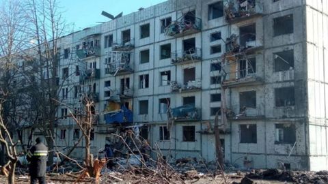 Guerra en Ucrania | Una vista muestra un edificio de apartamentos daado por los bombardeos en la ciudad de Chuhuiv, en la regin de Kharkiv. Servicio de prensa del Servicio Estatal de Emergencias de Ucrania