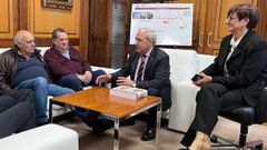 Jos� Manuel Silva Rodr�guez (segundo por la izquierda) en un encuentro con el alcalde de Monforte, Jos� Tom�