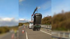 El accidente oblig� a cortar uno de los carriles de la A-8. 