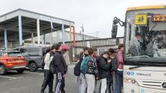 Estudiantes del IES de Mugardos formando filas para entrar en el bus de vuelta a Ares.