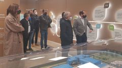 Un momento de la visita de miembros de la Diputaci�n de Ourense a Sogama.