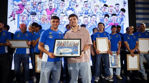 Yeremay recibe una de las ilustraciones del redactor de Deportes, Ant�n Lest�n
