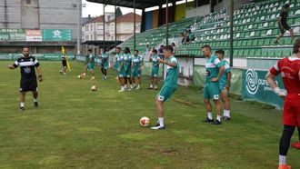 Los jugadores del CD Arenteiro el pasado mi&eacute;rcoles en su primer entrenamiento en Espi&ntilde;edo