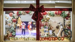 O consumo se converte nun sistema de signos onde a felicidade se mide por bens visibles que sinalan confort e status