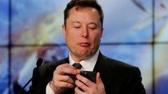 Elon Musk en una imagen mirando su m�vil