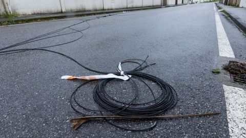 Tendido telef�nico tirado sobre la v�a en A Pedra do Sal, Carballo