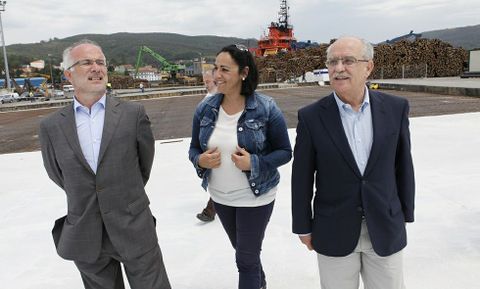 Durn, Rodrguez y Oliete caminan sobre el hormign ya pulido con las pilas de madera al fondo. 