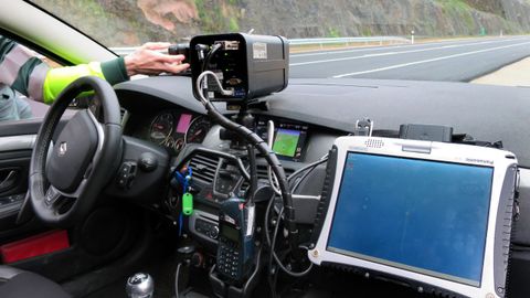 Imagen de un equipo de radar de la Guardia Civil de Tr�fico.