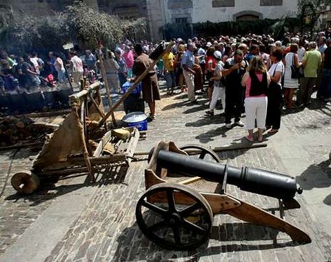 Una catapulta y un cañón contribuyen a la ambientación de época.