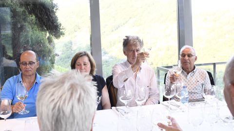La cata fue de cuatro vinos y se abri con un blanco de treixadura y albario